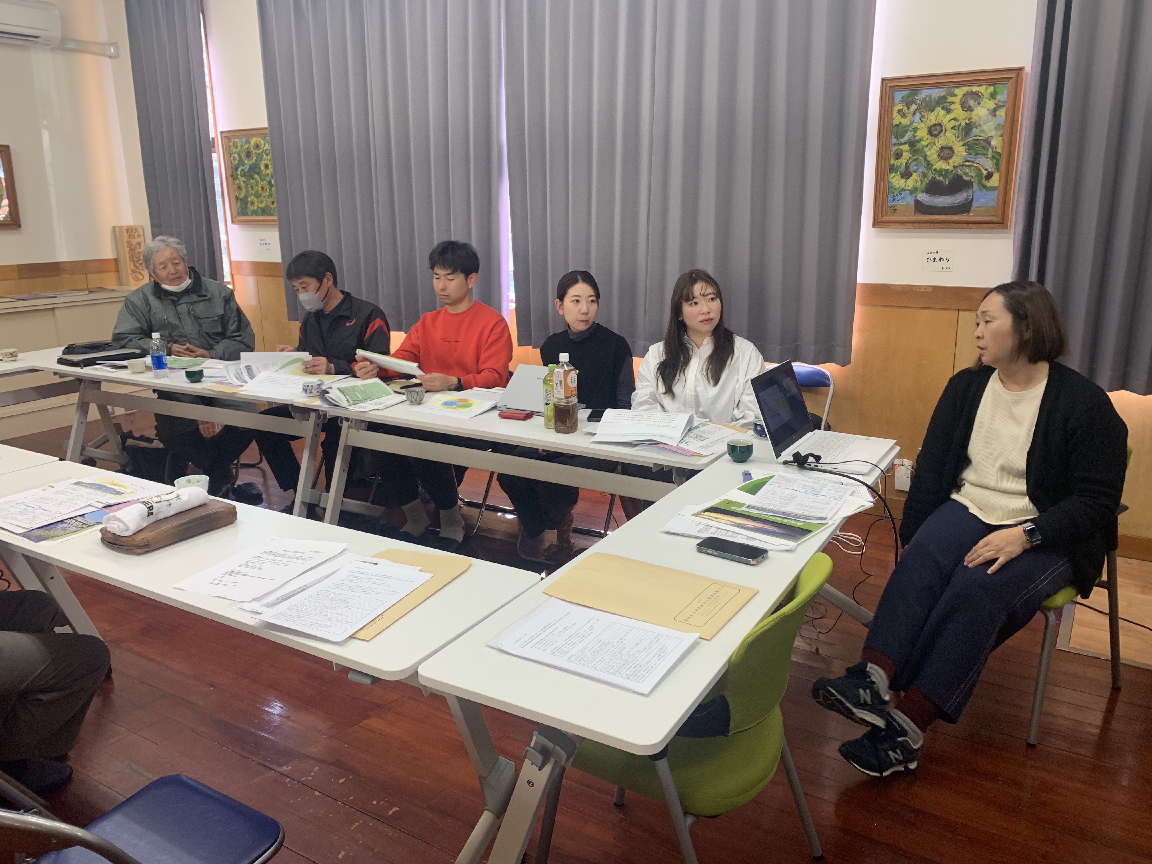 参加者6名が横並びで着席