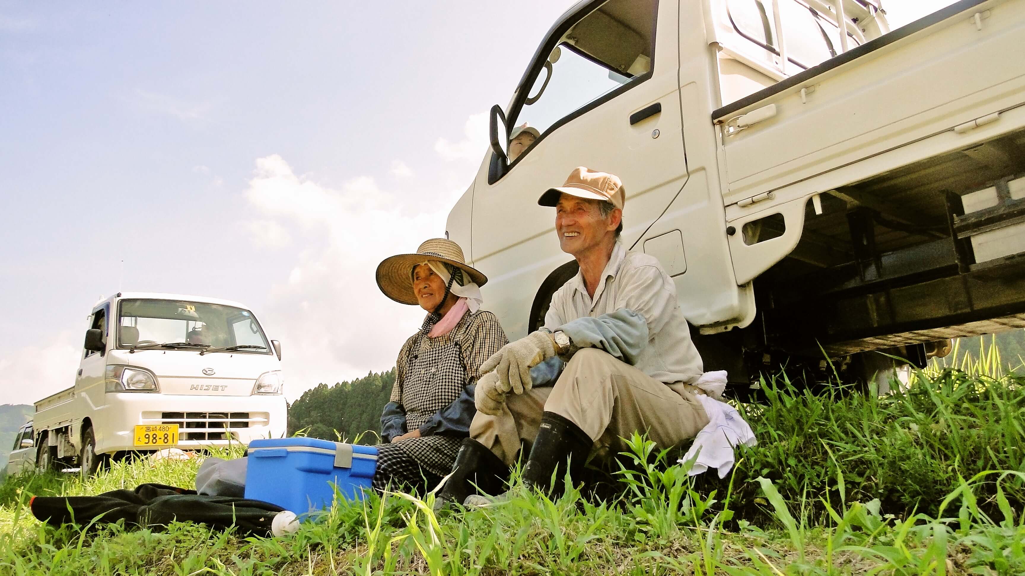 田上松美さん・繁子さん、夏のあぜ道で一休み