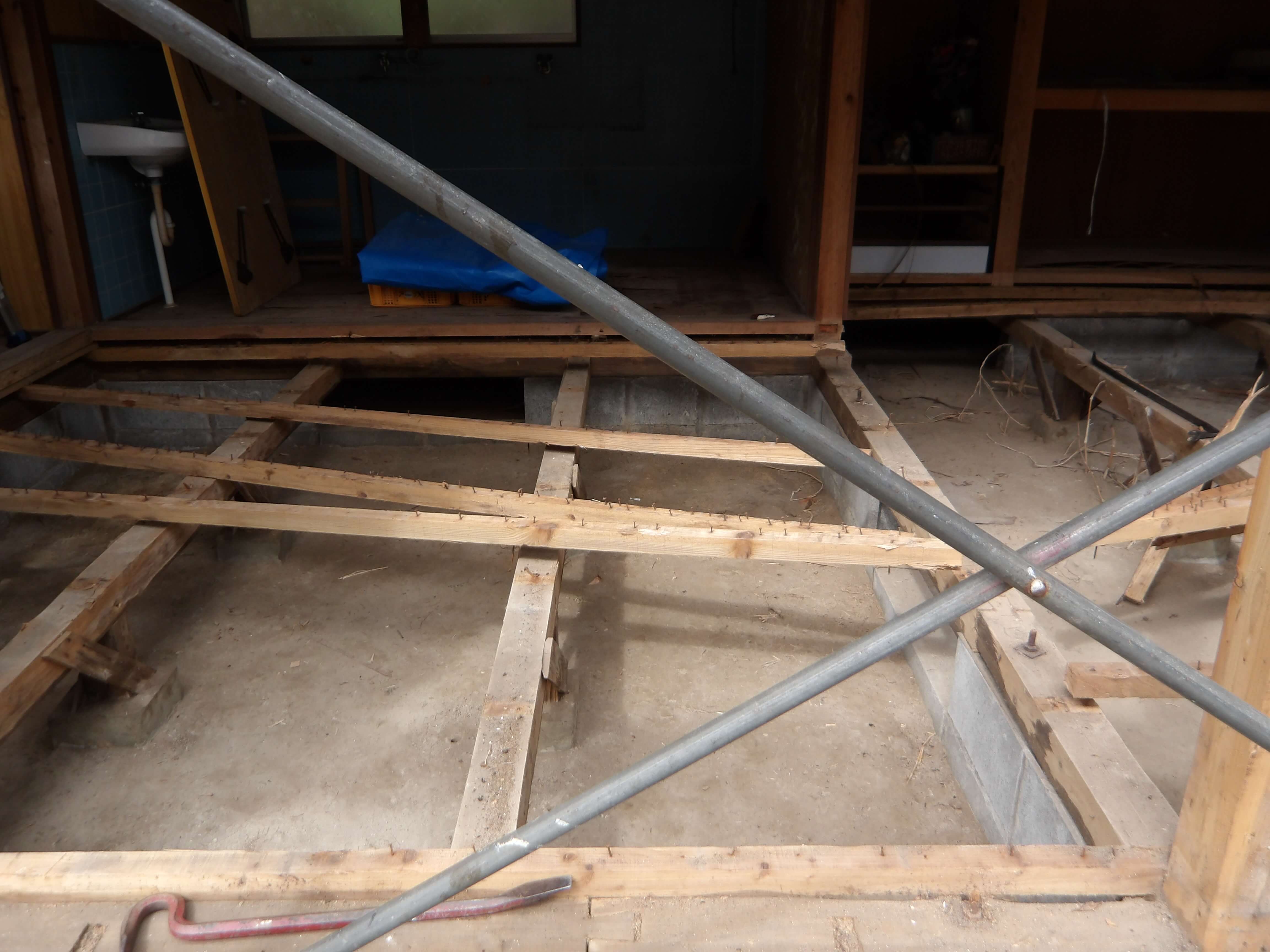 内部解体作業中