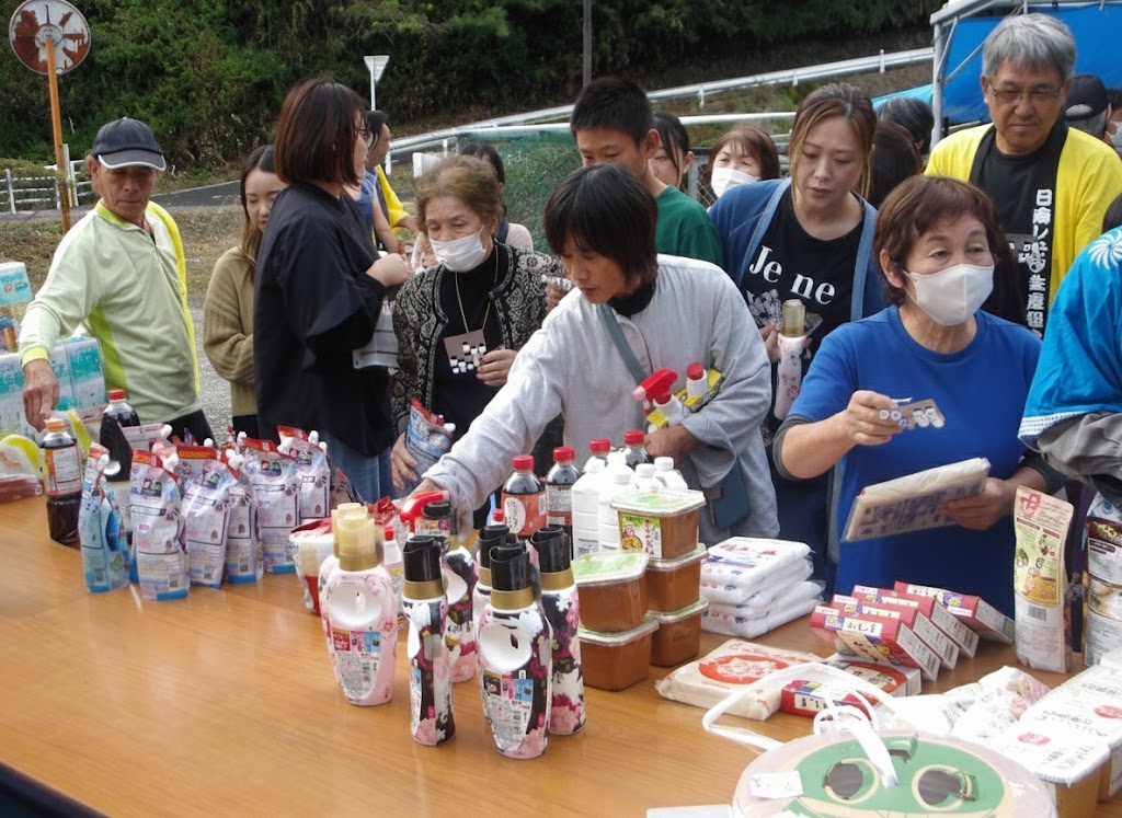 地域の人々が手を重ね合わせ、協力して取り組む様子