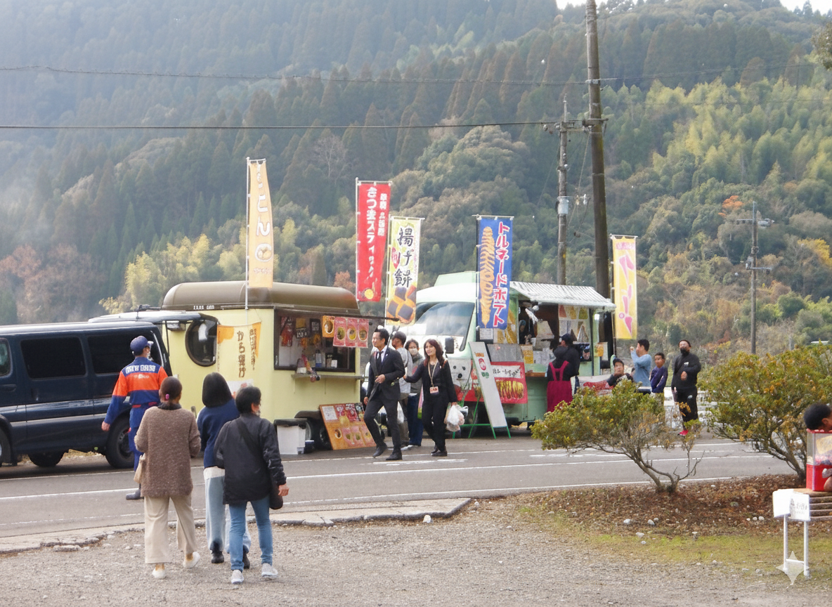 キッチンカー・飲食ブースの様子