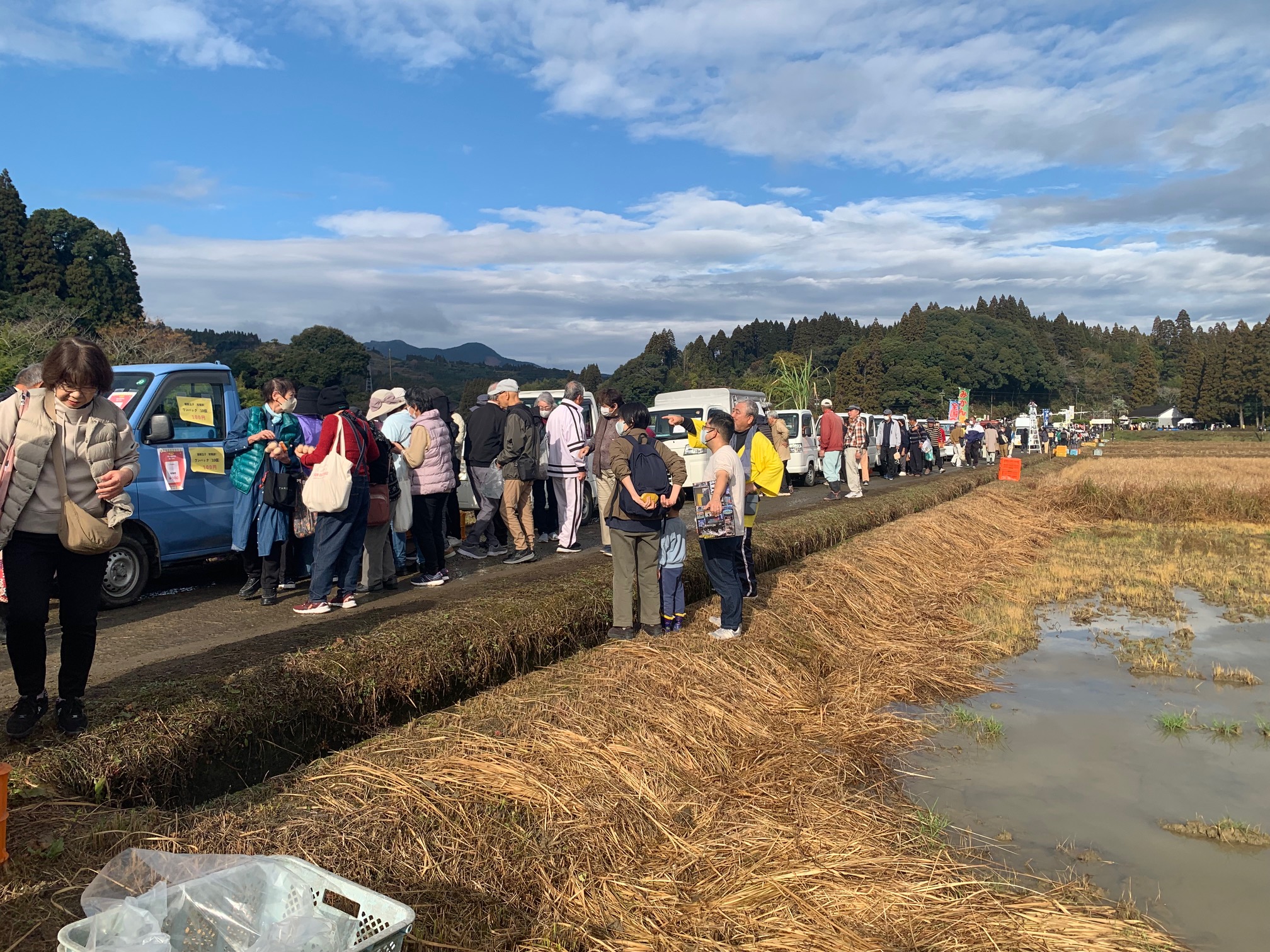 田んぼあぜ道での軽トラ市の様子（開始直後）