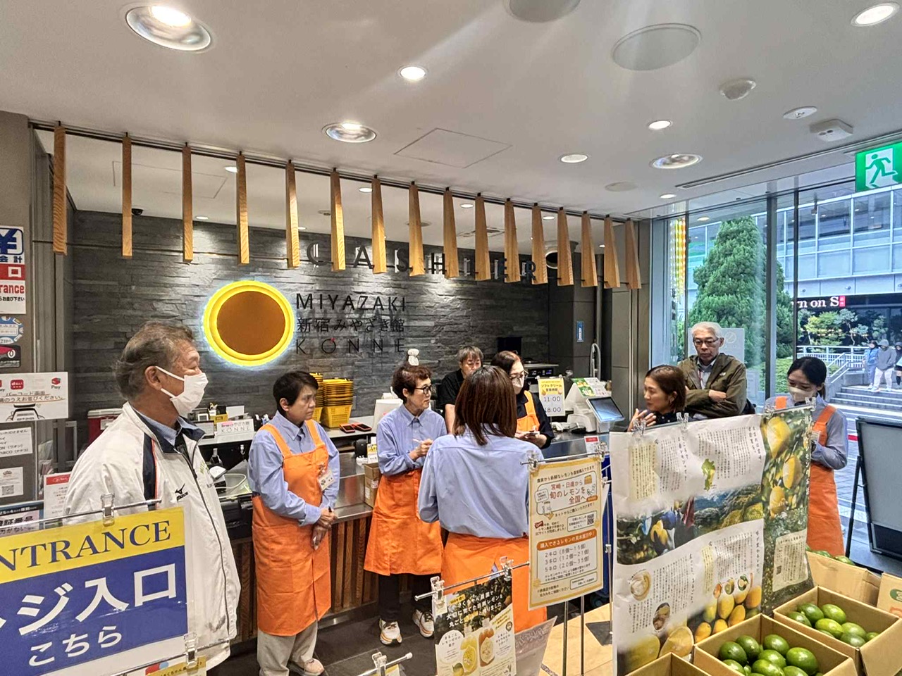 新宿みやざき館KONNE店内。スタッフがお客様に丁寧に説明する様子