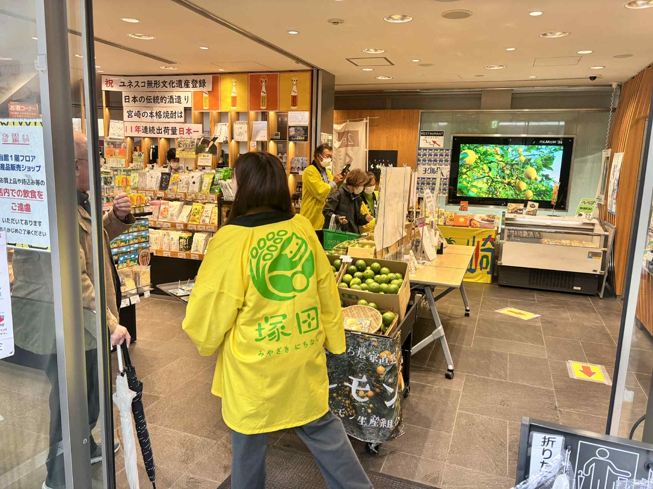 店頭での販売促進活動。塚田の黄色はっぴが目を引く
