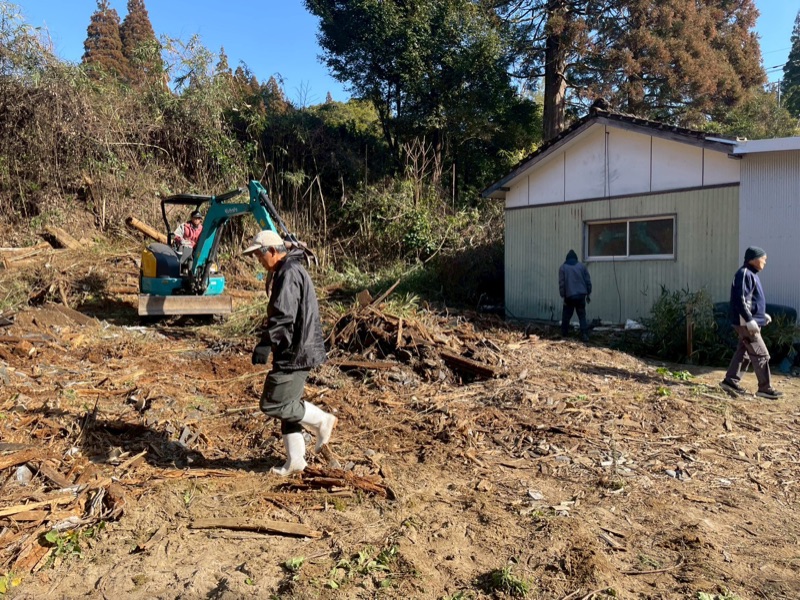 整備作業の様子：重機と会員による伐採・整地作業
