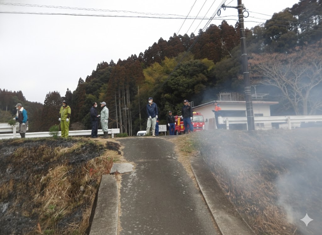 消防団が見守る中火入れ開始