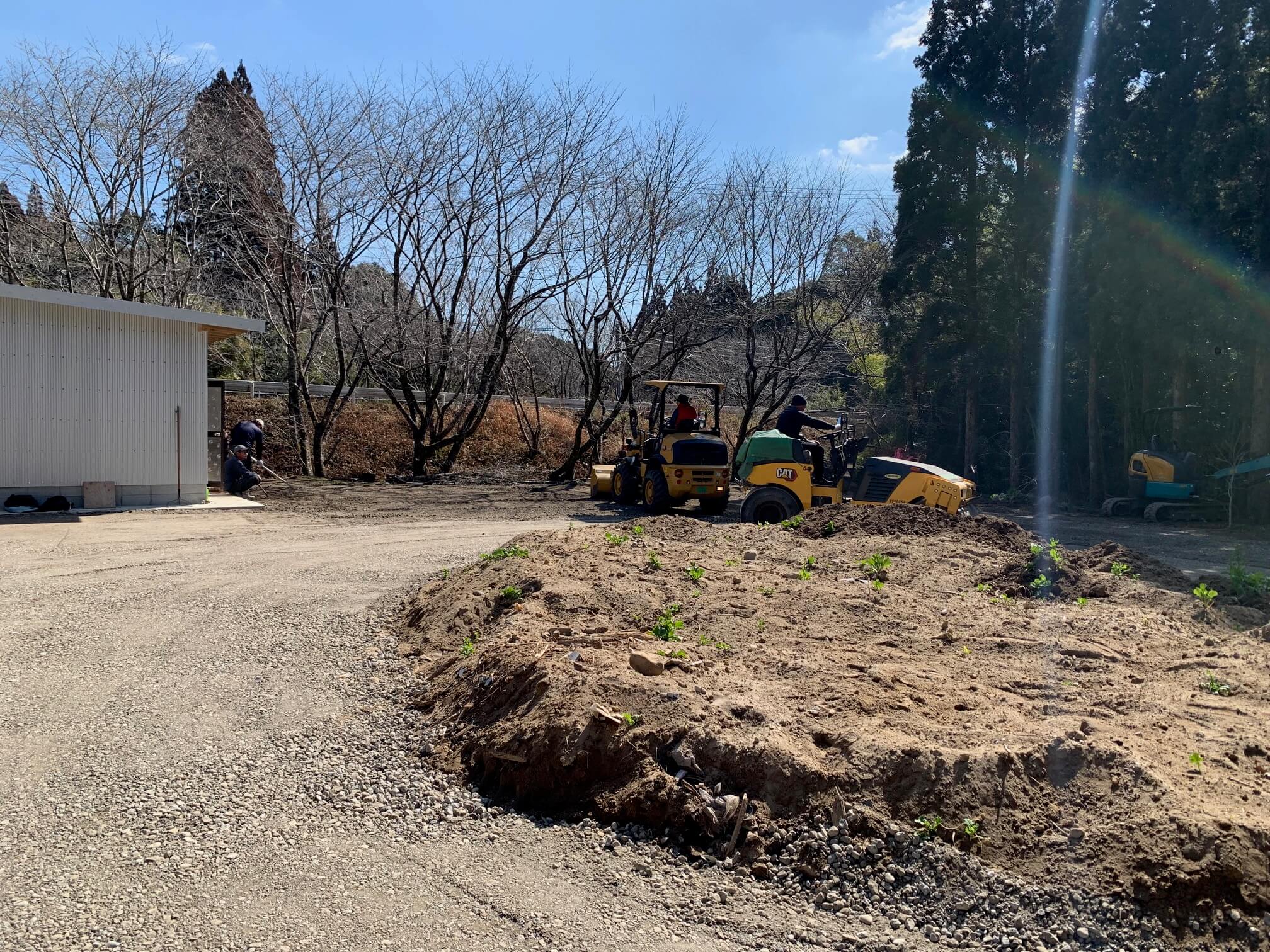 クラッシャーラン転圧作業中の駐車場整備の様子