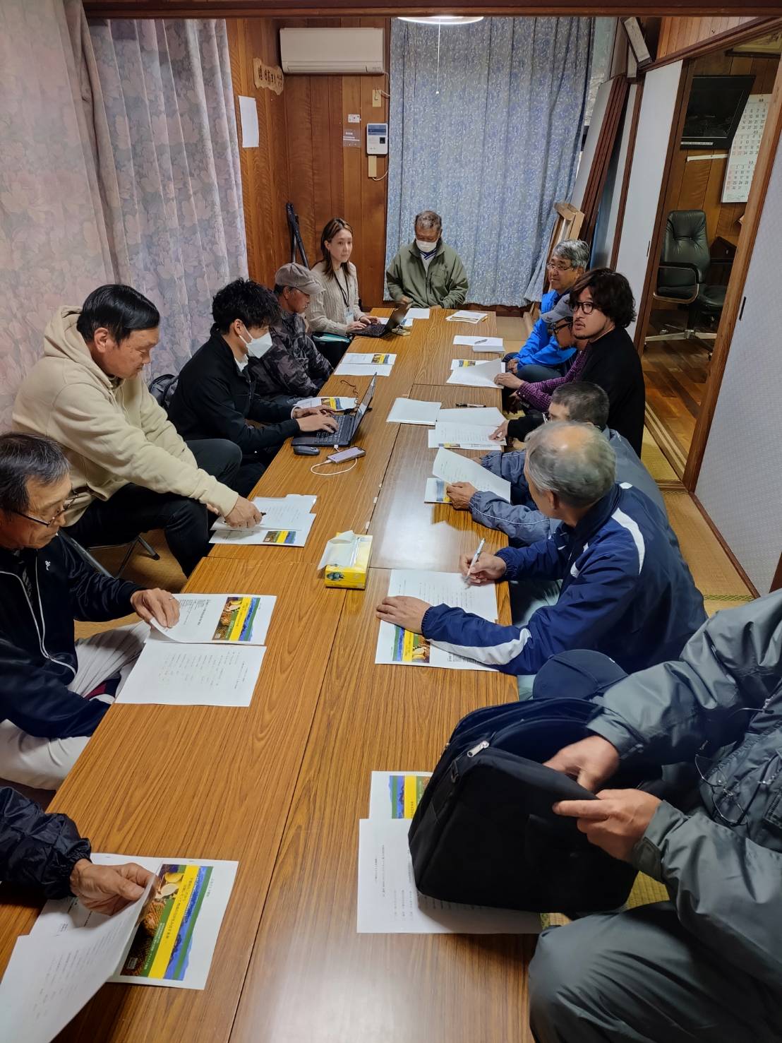 第15回定例会の様子 – 資料を確認しながら審議するメンバー