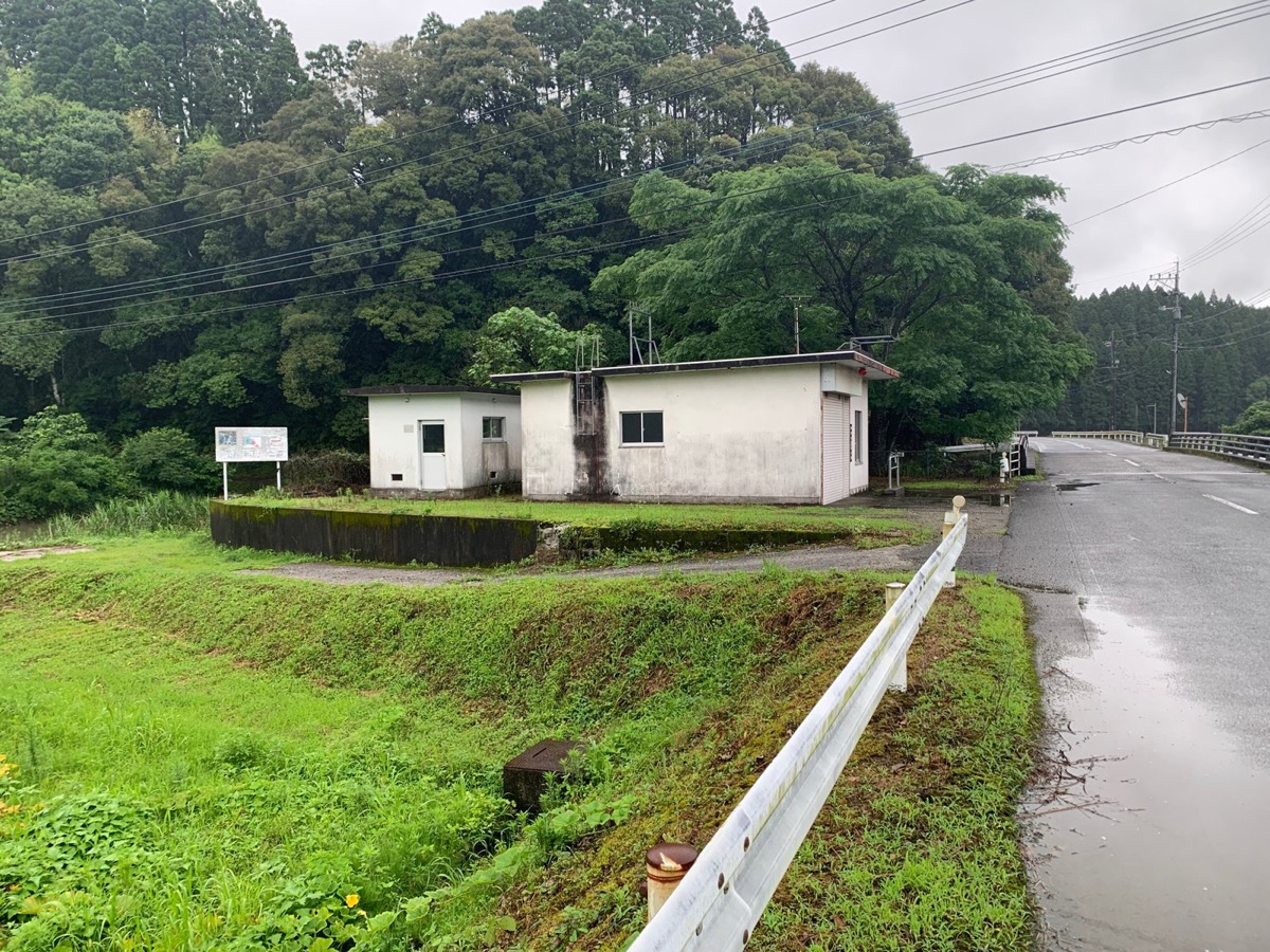 細田分団第6部格納庫 外観（道路反対側より撮影）
