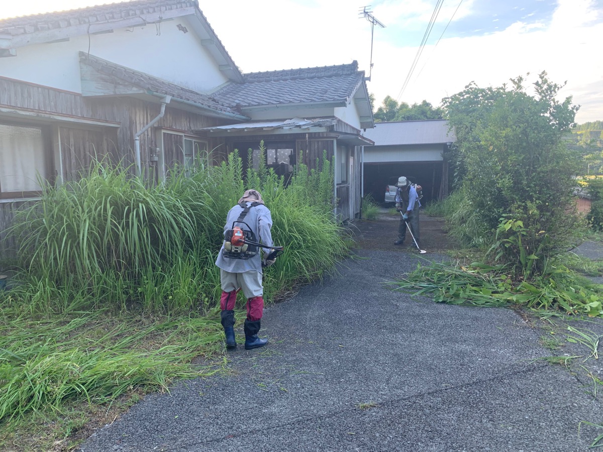 作業中の様子。住居周りの草刈り作業