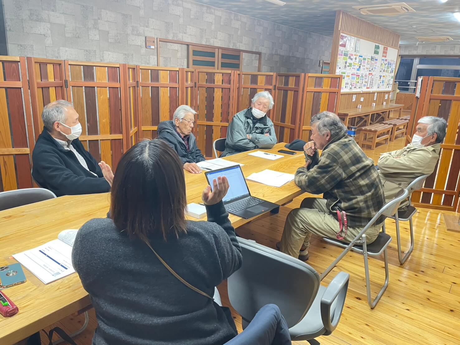 2026年2月13日 緊急役員会の様子 ─ 創客創人センターにて役員・オブザーバーが資料を囲み協議を行っている