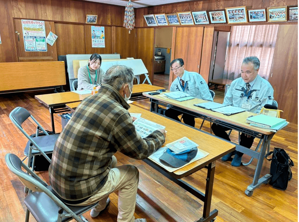 デジ活ヒアリングの様子 — 下塚田自治公民館にて九州農政局担当者と下塚田ふるさと応援隊が協議