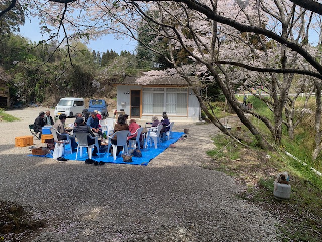 満開の桜の下、ひむか亭駐車場に集う東班の皆さん