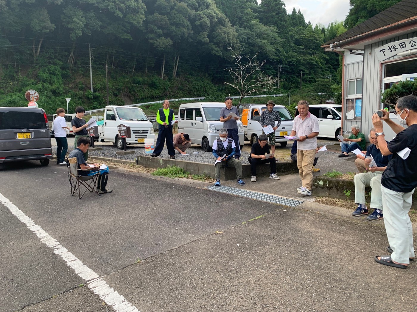 下塚田公民館 玄関前で行われた第2回定例会の様子