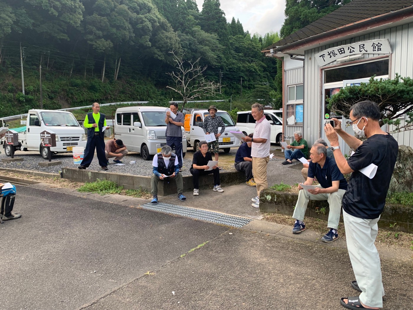 下塚田公民館前で定例会に参加する会員たち