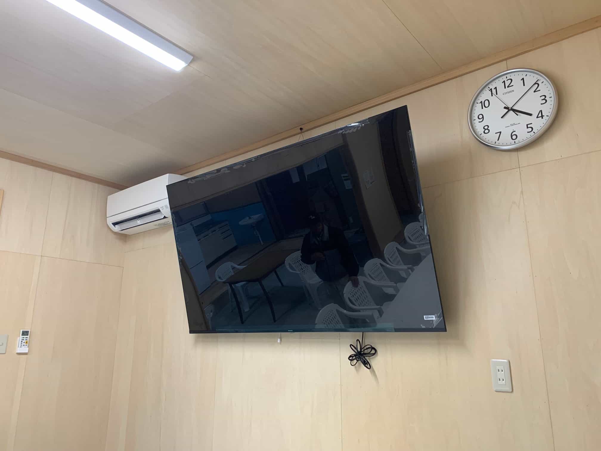 壁掛けモニター（75インチ）・エアコン