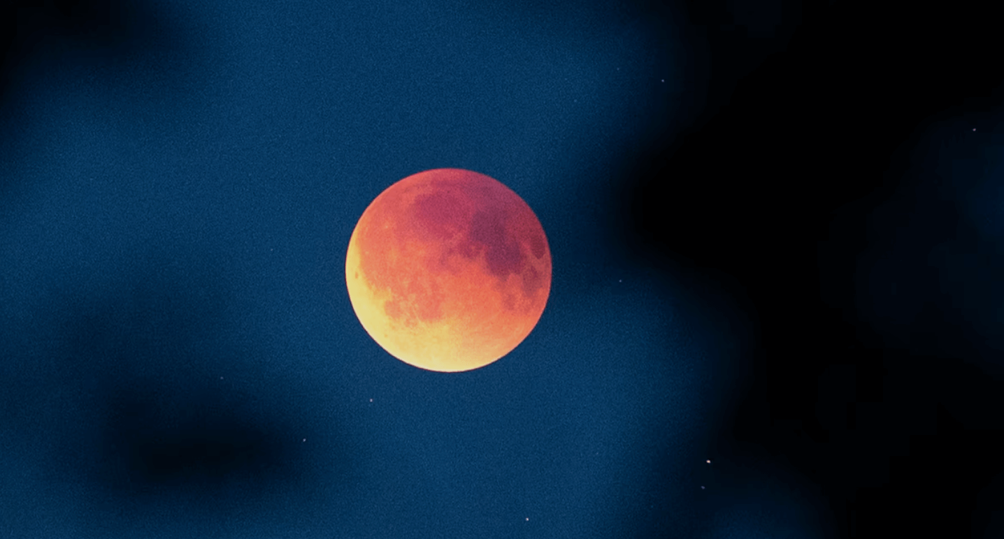 夜空に浮かぶ赤銅色の月 - 皆既月食