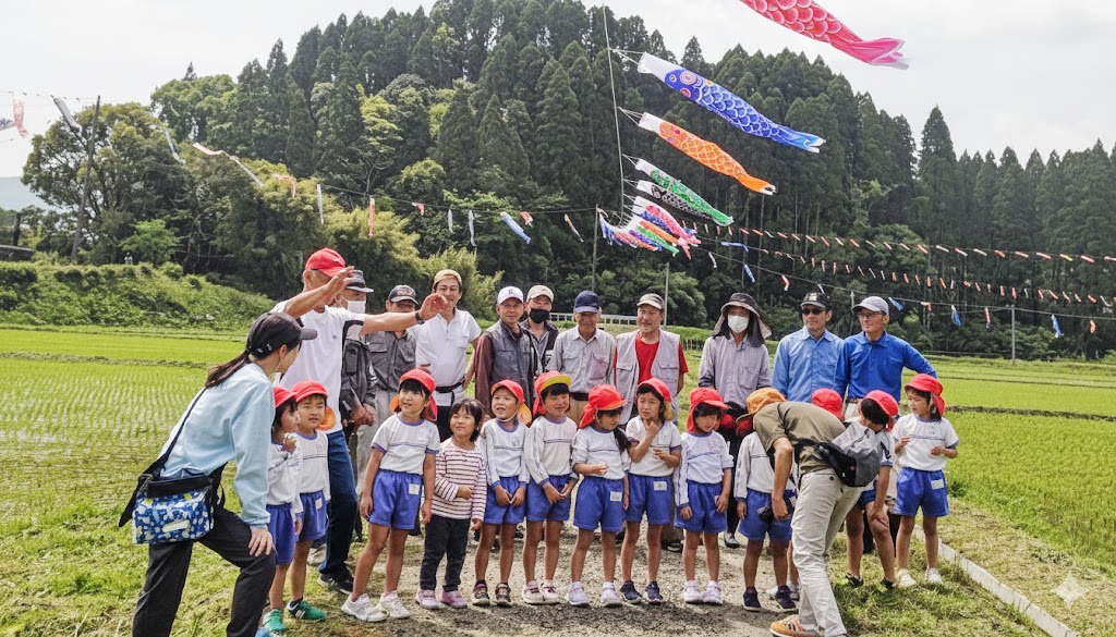 田んぼを泳ぐこいのぼり