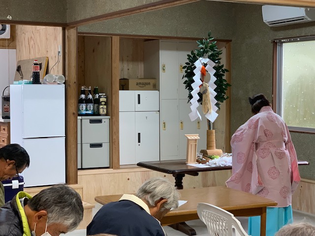 竣工祭の様子 - 宮司による神事