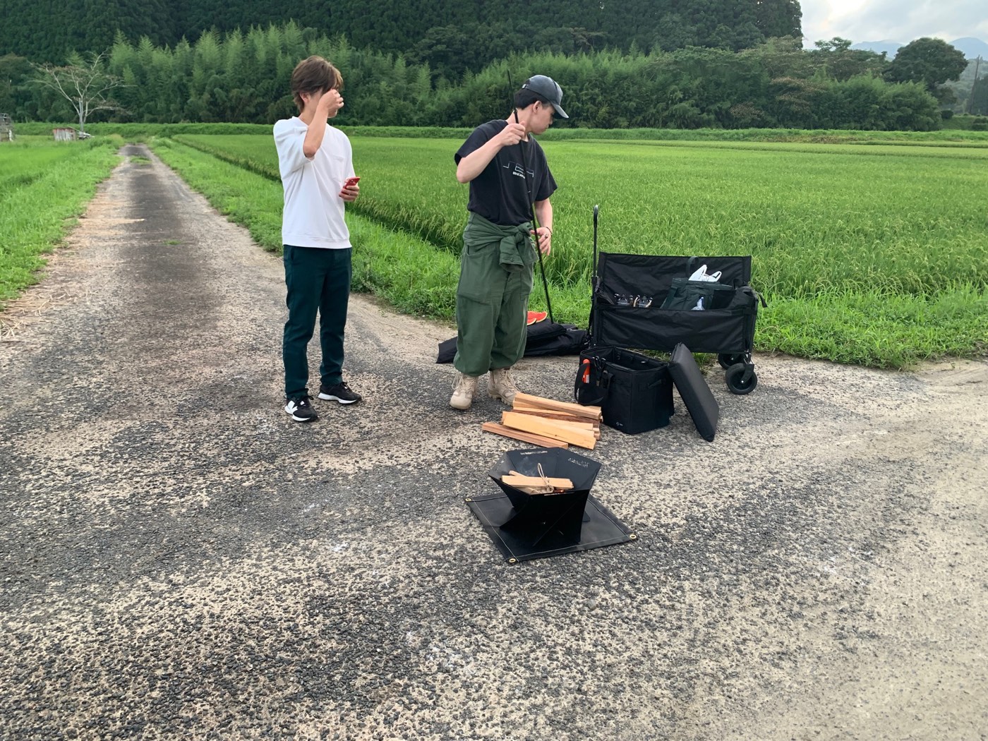 準備中の田んぼあぜ道焚き火会場（昼間）