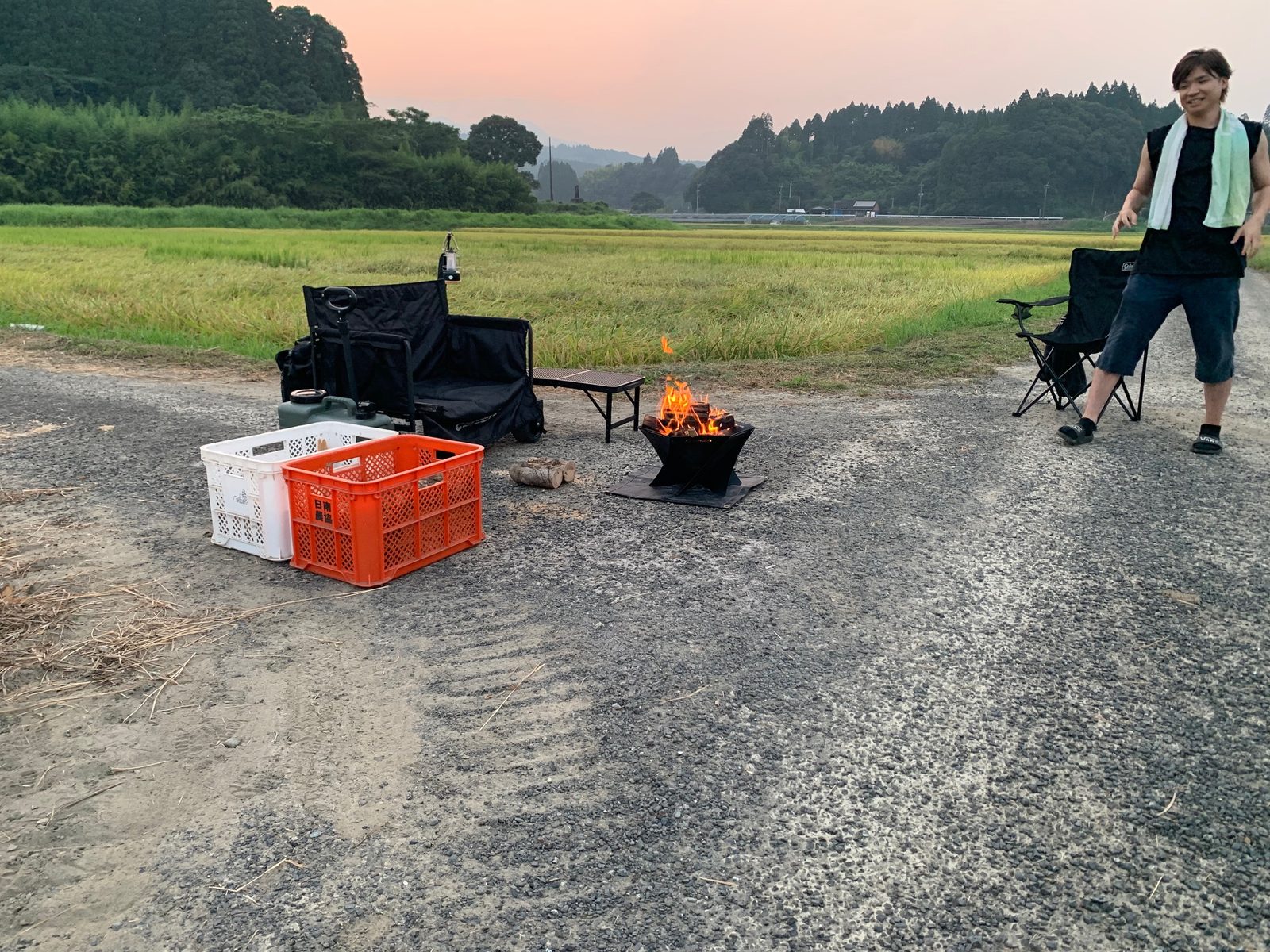 焚き火の設営作業と集まる参加者