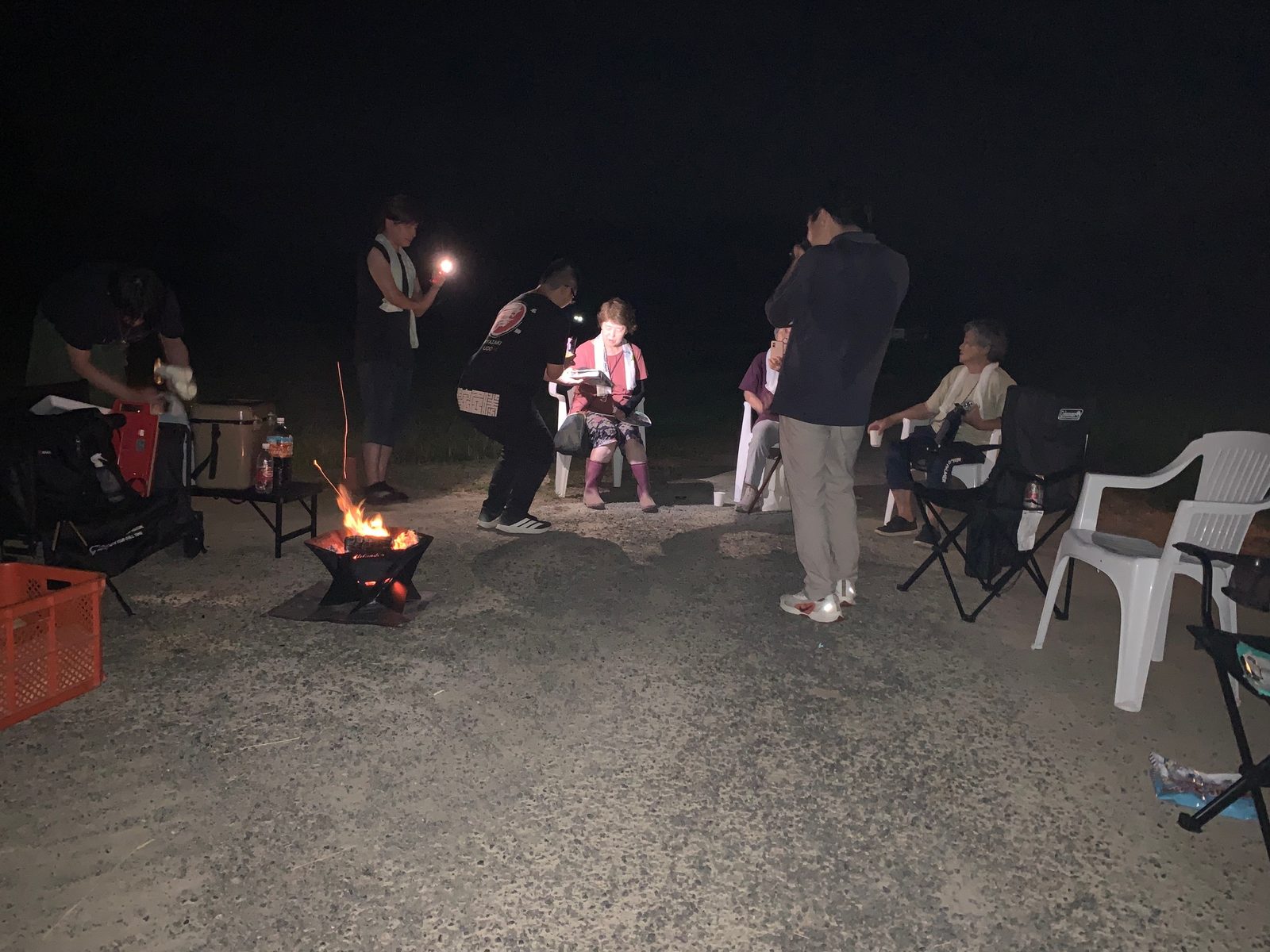 夜、地元サロン参加者を含む団らんの様子