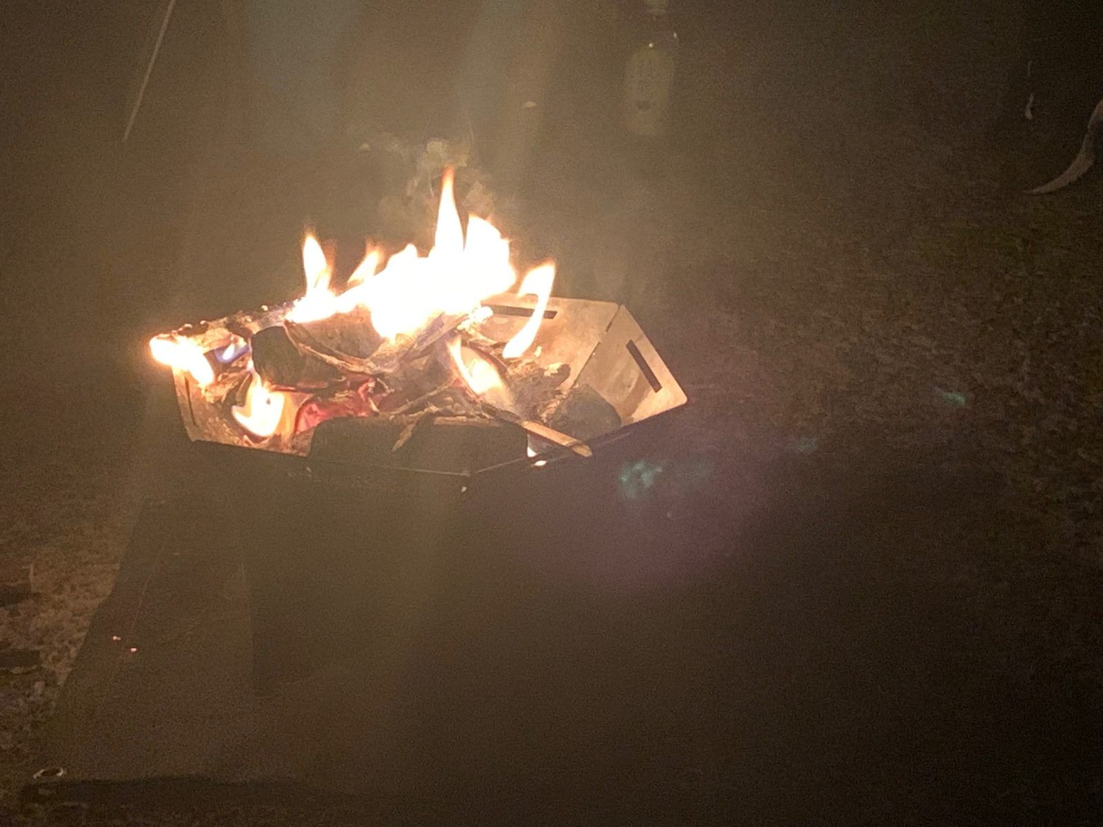 燃え盛る焚き火の炎