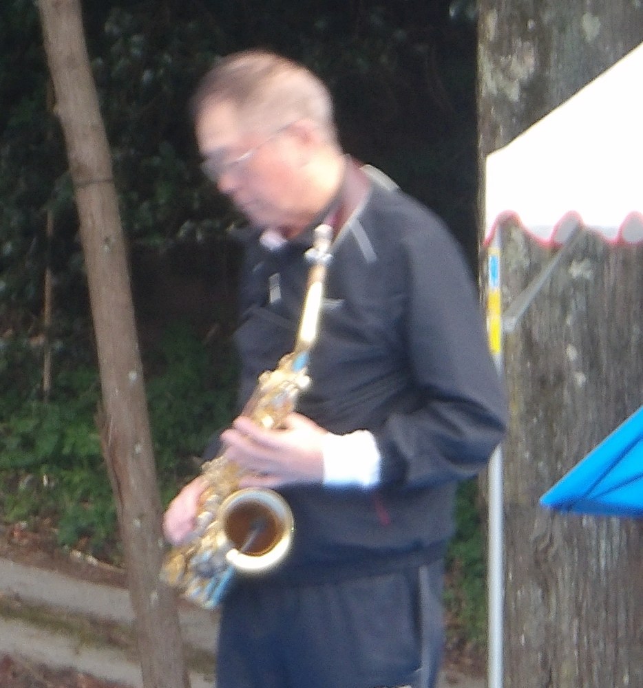 サックス奏者 へこたれんぞうさん